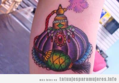 Tatuajes de botellas de perfume estilo «old school» para mujer