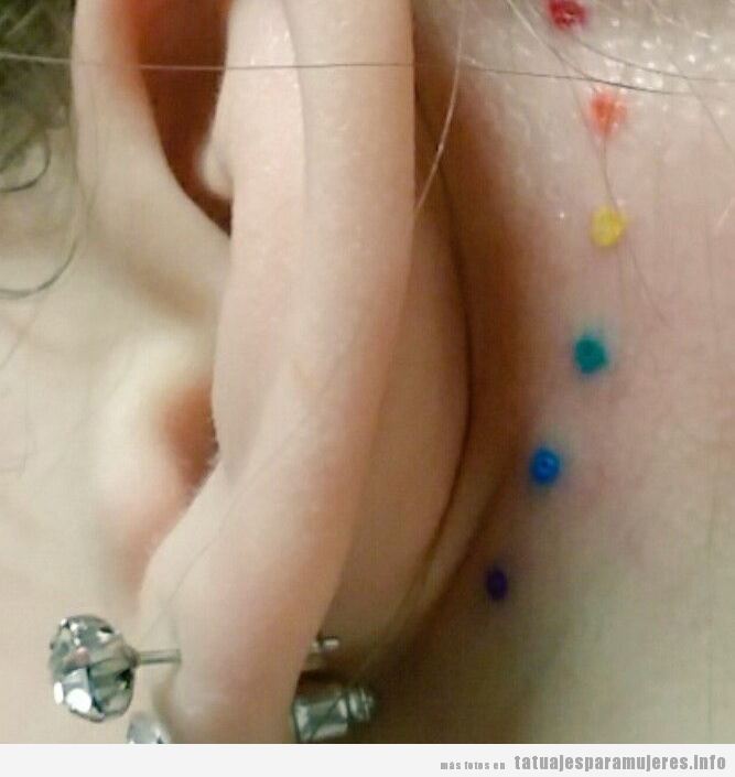 Tatuajes de pequeños puntos para mujer