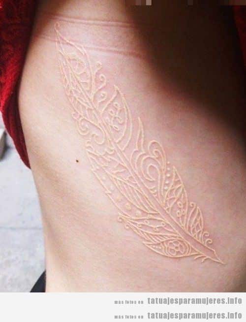 Tatuajes mujer delicados y elegantes con tinta blanca