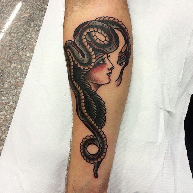 Tatuaje mujer cabeza serpiente 2