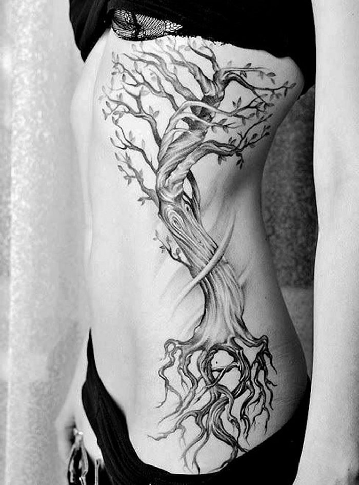 Tatuaje árbol de la vida para mujer en el costado