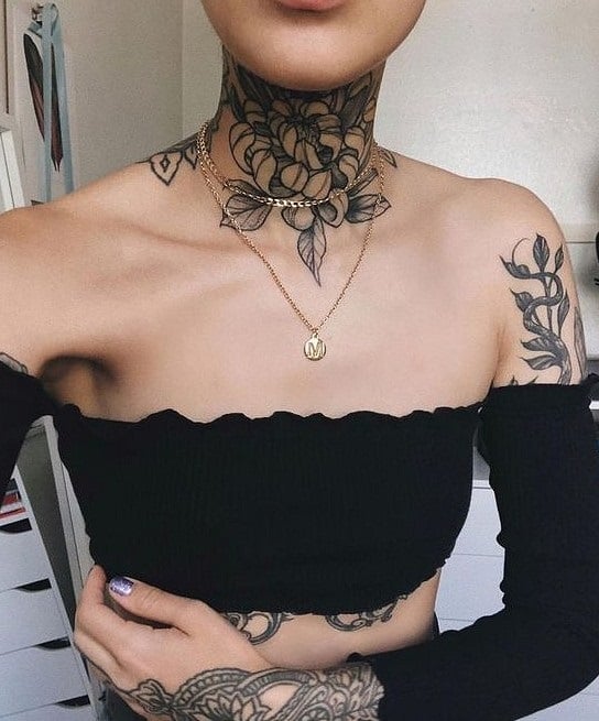 Combinar tatuajes en el cuello con collares 2